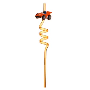 Détail d'une paille spirale orange avec un petit ornement de voiture de course pour fête.