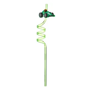 Vue détaillée d'une paille spirale verte translucide avec décoration de voiture de course