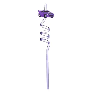 Vue détaillée d'une paille spirale violette avec décoration de voiture pour les fêtes.