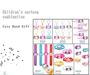 Vue détaillée du lot de 36 cadeaux de fête axolotl incluant bagues et bracelets