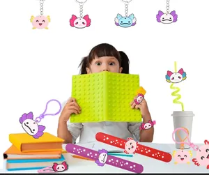Vue détaillée du lot de cadeaux de fête axolotl comprenant porte-clés, bracelets et bagues.