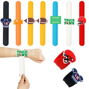 Set di braccialetti slap a tema football americano con ciondoli a forma di maglia