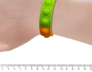 Primo piano dettagliato di un braccialetto fidget in silicone sfumato verde e arancione