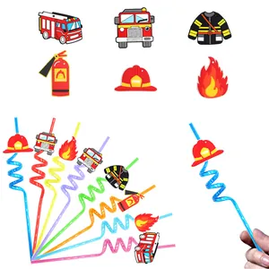Pajitas en espiral de colores con decoraciones de camiones de bomberos y bomberos