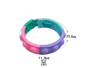 Dettaglio del braccialetto pop-it in silicone arcobaleno con misura di 23,5 cm