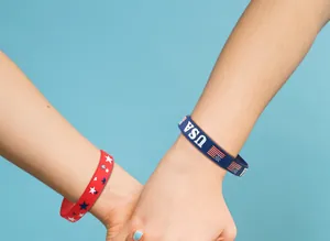 Detailansicht von USA-Silikonarmbändern zum Unabhängigkeitstag mit Sternen und Flaggen.