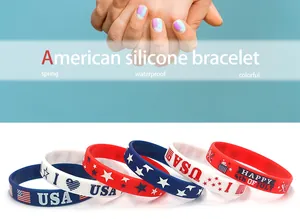 Detailansicht von USA Silikonarmbändern mit amerikanischer Flagge zum Unabhängigkeitstag.