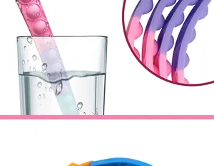 Dettaglio ravvicinato del braccialetto pop-it in silicone impermeabile rosa e viola