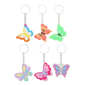 Set mit sechs bunten PVC-Schmetterling-Schlüsselanhängern für Taschen oder Schlüssel