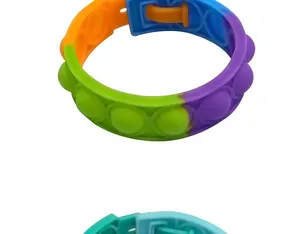 Braccialetti pop-it in silicone arcobaleno per alleviare lo stress e gioco sensoriale.