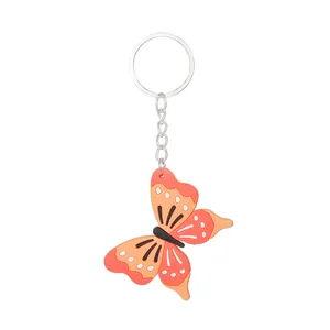 Detailansicht des lebhaften orangefarbenen Schmetterlings-Schlüsselanhängers aus PVC.