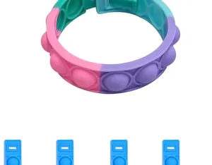 Vista dettagliata del braccialetto in silicone Pop It multicolore con fibbie