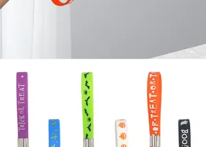 Dettaglio di portachiavi colorati in silicone per Halloween con motivi Trick or Treat