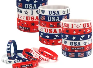 Detail von Silikonarmbändern zum US-Unabhängigkeitstag mit Sternen- und Flaggenmustern.