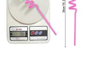 Detail view of pink spiral party straw showing weight 9.6g and total length 26cm