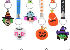 Primo piano di portachiavi colorati in silicone per Halloween con zucche e streghe