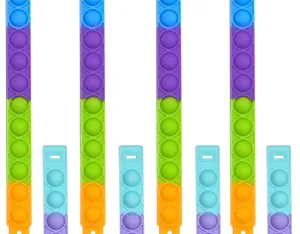 Primo piano di braccialetti pop it in silicone arcobaleno per lo stress e il gioco.