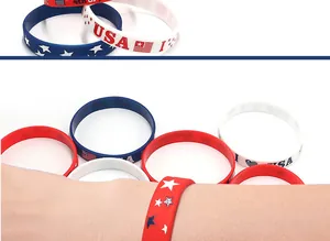 Detailansicht von USA-Unabhängigkeitstag-Silikonarmbändern mit US-Flaggenmuster