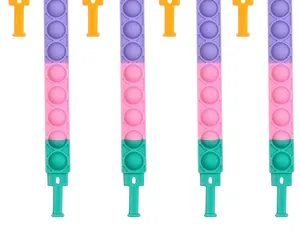Vista macro di braccialetti pop-it in silicone colorati per alleviare lo stress e l'ansia