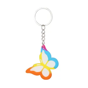 Makroansicht eines bunten Regenbogen-Schmetterlings-Schlüsselanhängers aus weichem PVC