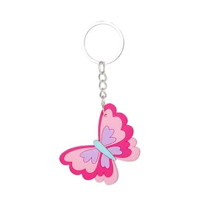Detailansicht eines rosa Schmetterlings-Schlüsselanhängers aus weichem PVC-Gummi-Design