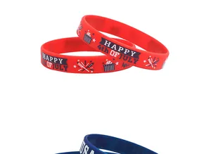 Detailaufnahme der roten und blauen Silikonarmbänder zum US-Unabhängigkeitstag
