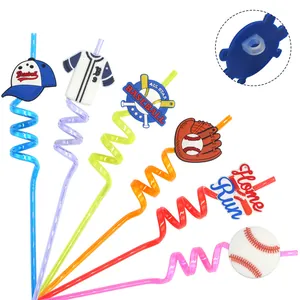 Bunte spiralförmige Trinkhalme mit Baseball-PVC-Anhängern und Trikot-Dekorationen.