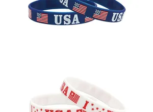 Detailansicht der Silikonarmbänder zum USA Unabhängigkeitstag mit Flaggenaufdruck