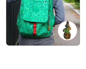 Vue détaillée d'un porte-clés en PVC de perroquet pirate sur un sac à dos vert.