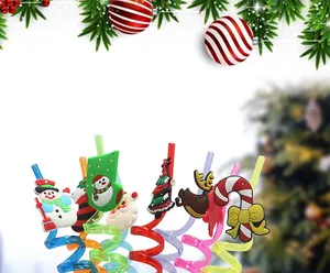 Una colección colorida de pajitas en espiral de PET reutilizables con varios dijes de Navidad.