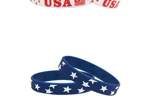 Detailaufnahme von Silikonarmbändern zum Unabhängigkeitstag mit US-Flaggen- und Sternenmuster