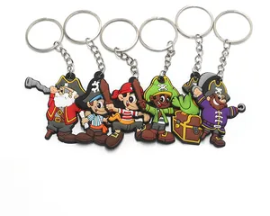 Gros plan de six porte-clés de pirates en PVC colorés pour cadeaux de fête et sacs