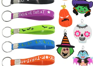 Dettaglio di braccialetti in silicone colorati per Halloween e portachiavi cartoon