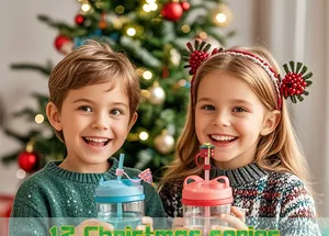 Primer plano de niños felices con vasos y festivos cubrepajitas de silicona navideños