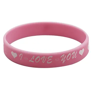Nahaufnahme von rosa Silikonarmband zum Valentinstag mit weißem I-Love-You-Text