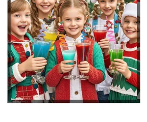 Niños usando pajitas de Navidad reutilizables con figuras festivas en una fiesta navideña