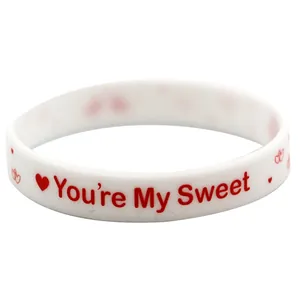 Detailansicht eines weißen Silikon-Valentinstagsarmbands mit der Aufschrift You're My Sweet