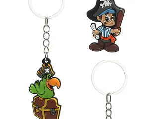 Détail de porte-clés de pirate en PVC avec un perroquet sur un coffre au trésor