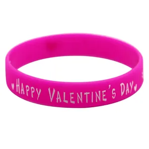 Detailansicht eines pinkfarbenen Silikonarmbands mit weißem Happy Valentine's Day Schriftzug