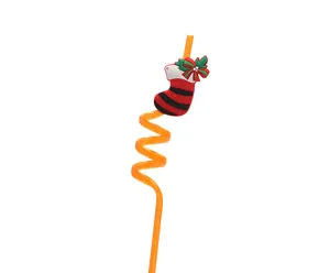 Primer plano de pajita de espiral naranja con un festivo adorno de calcetín de Navidad