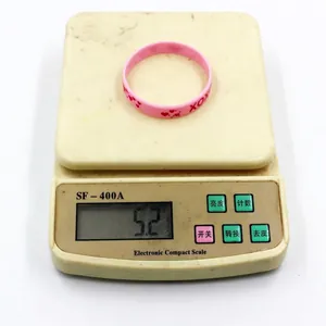 Nahaufnahme des leichten 5,2 g schweren Silikon-Armbands zum Valentinstag auf einer Waage