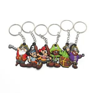 Lot de cinq porte-clés de pirates en PVC coloré pour cadeaux de fête et décor de sacs.