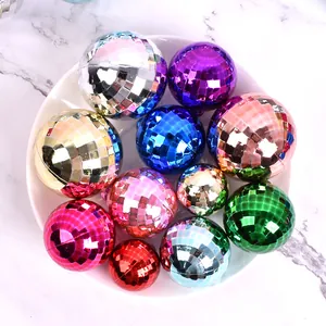 Gros plan de boules disco colorées à miroir laser de différentes tailles pour gâteaux