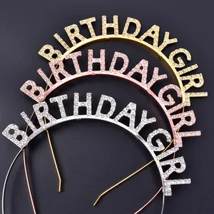 Primo piano di cerchietti 'Birthday Girl' con strass in oro, argento e oro rosa.