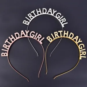 Dettaglio dei cerchietti Birthday Girl con strass in oro, argento e oro rosa.