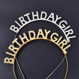 Dettaglio dei cerchietti Birthday Girl color oro e argento con strass scintillanti