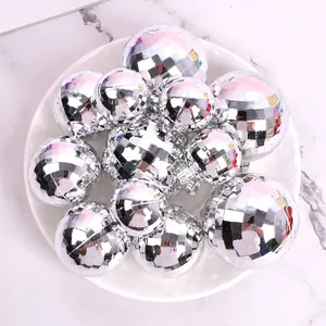 Gros plan de boules à facettes argentées de tailles variées pour décor de gâteaux