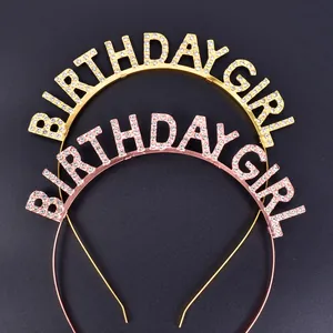 Vista dettagliata di cerchietti con strass Birthday Girl in oro e oro rosa per feste.