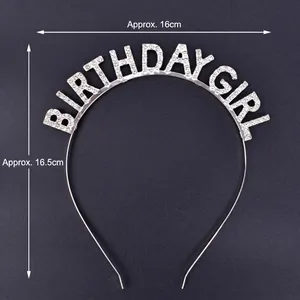 Vista dettagliata del cerchietto Birthday Girl argento con misure e strass scintillanti