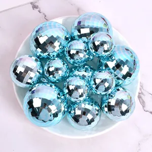 Gros plan de boules disco à miroir bleu pour la décoration de gâteaux de fête